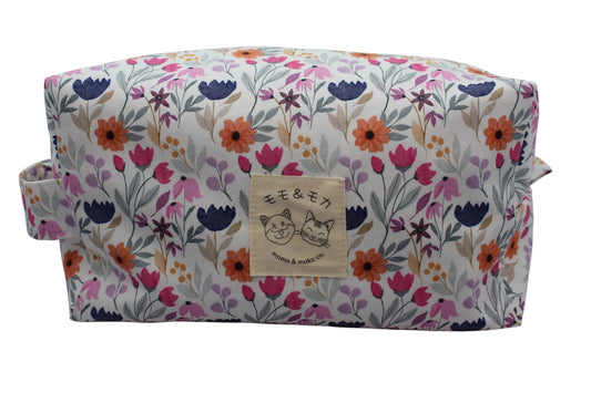 Cosmetiquera Sakura Grande en diseño Ayaka, hecha a mano con materiales de alta calidad, perfecta para organizar productos de belleza con estilo japonés.