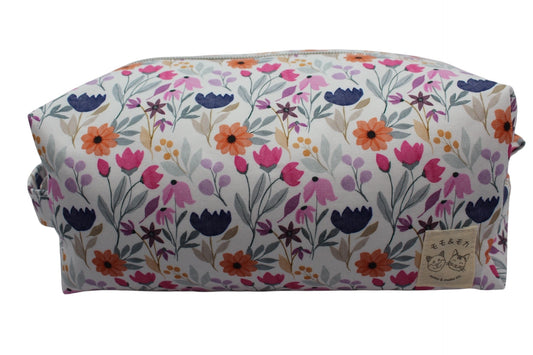 Cosmetiquera Sakura Mediana en estampado Ayaka, hecha a mano con diseño japonés, ideal para organizar productos de belleza con estilo.