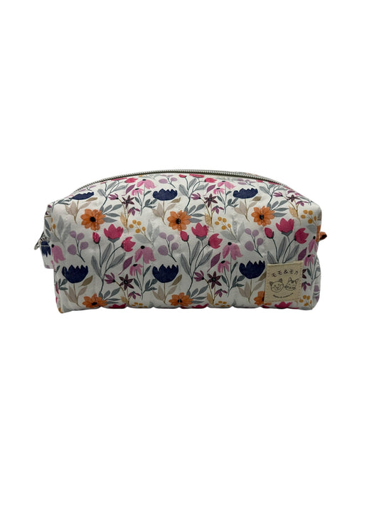 Cosmetiquera Sakura Chica Acolchada,  hecha a mano con diseño floral colorida con inspiración japonesa.